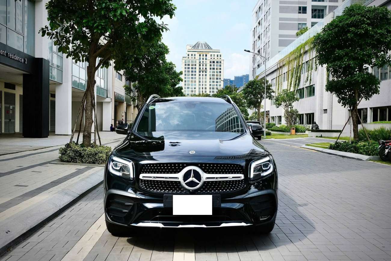 Bán xe Mercedes GLB 200 AMG 2022, màu đen