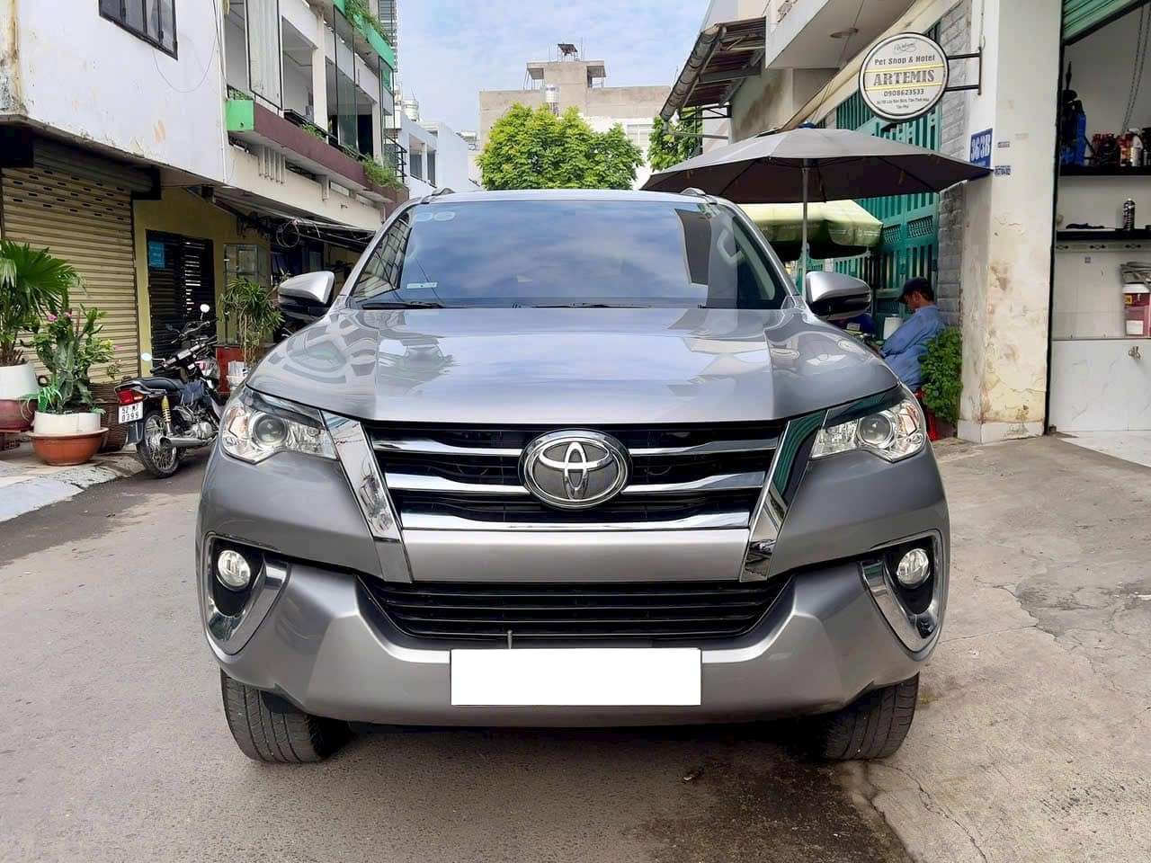Bán xe Toyota Fortuner 2.4G 4×2 AT 2019, màu bạc