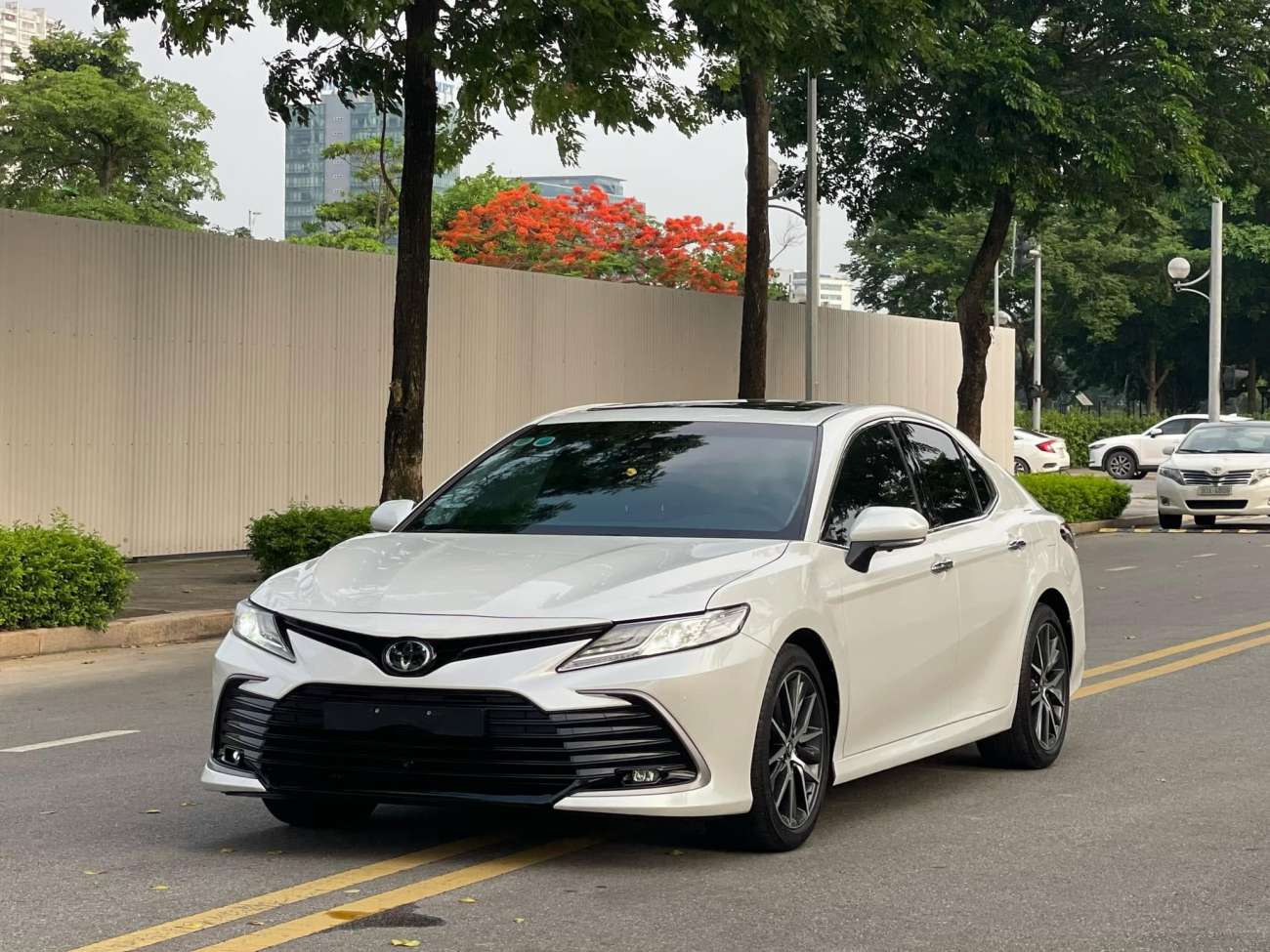 Bán xe Toyota Camry 2.0Q 2023, màu trắng