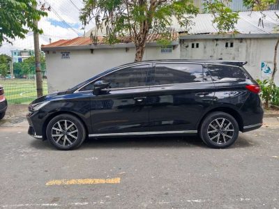 BYD M6 EV 2025