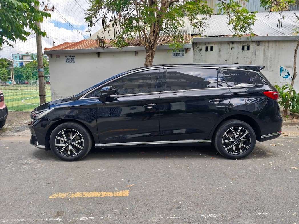 BYD M6 EV 2025