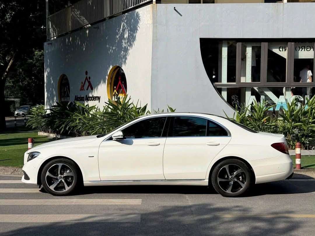 E200_Sport sản xuất 2019 Trắng ghế nâu