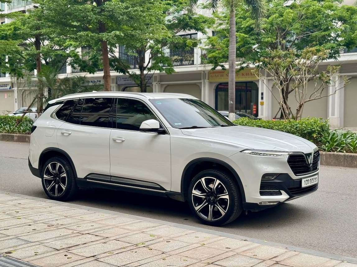 Lux SA Base 2021 màu trắng chạy 5v