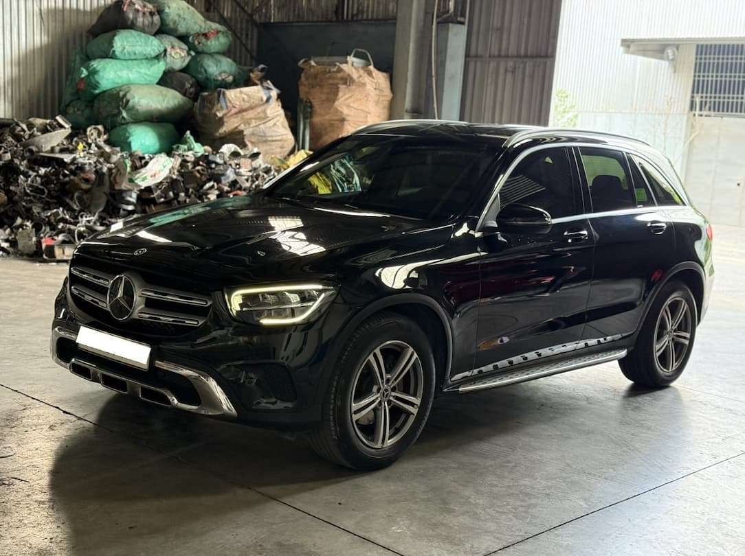 Mercedes GLC200 2021 màu đen ghế kem