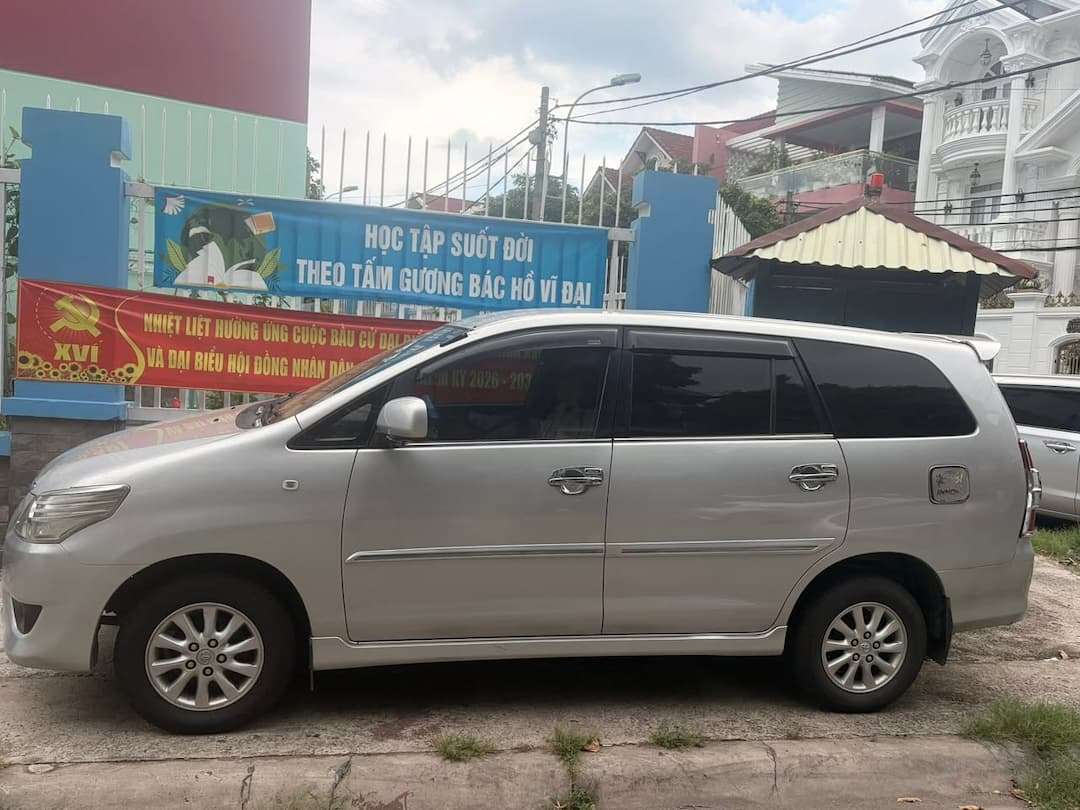 Toyota Innova 7 chỗ màu bạc, số sàn