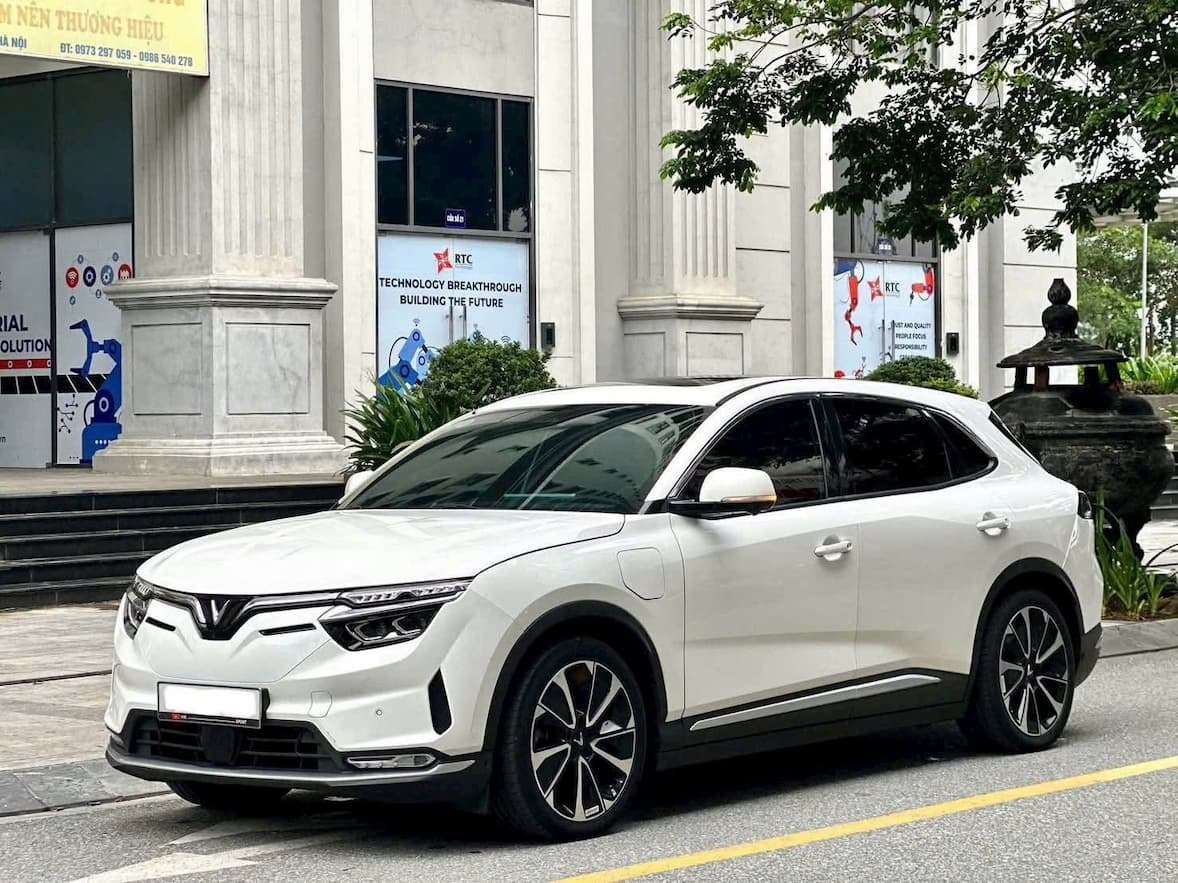 VF8 GF Plus Trắng nội thất Đen 2023