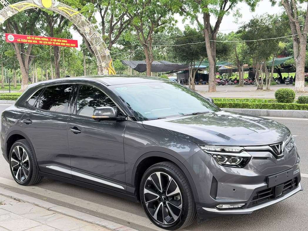 VF8 Plus Pin CATL chạy lướt 3v5