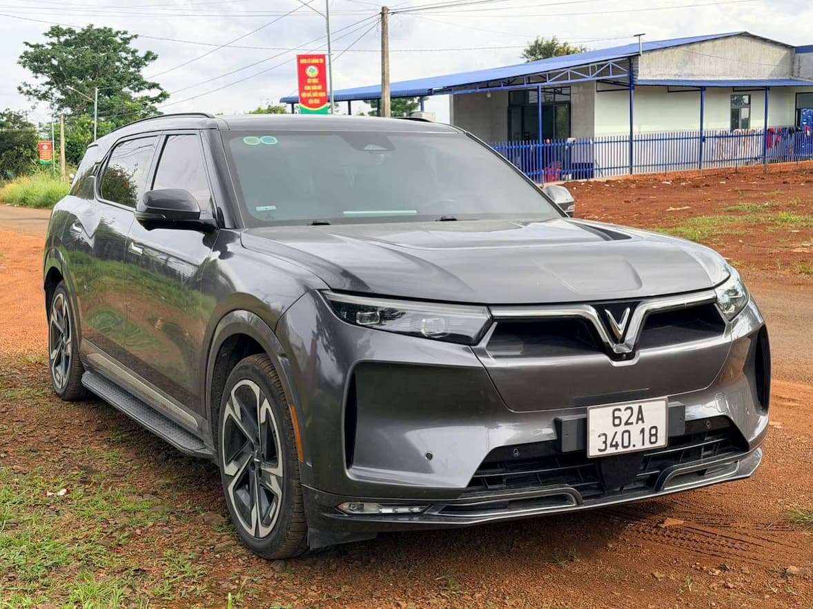 VF9 Plus 2023 bản 6 ghế trần kính