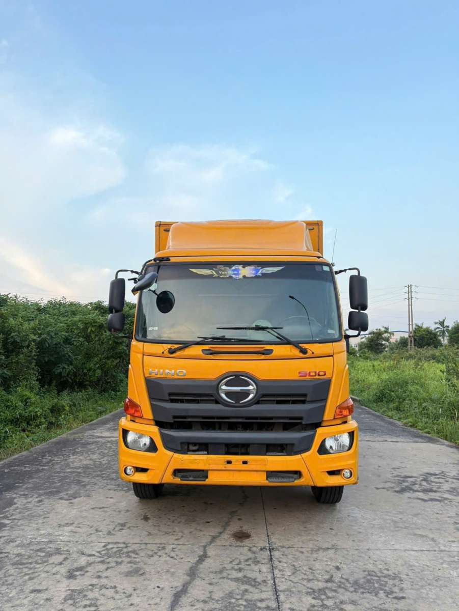 Cty Bán 3 Xe Hino FG 2018 dài 8m6 kín